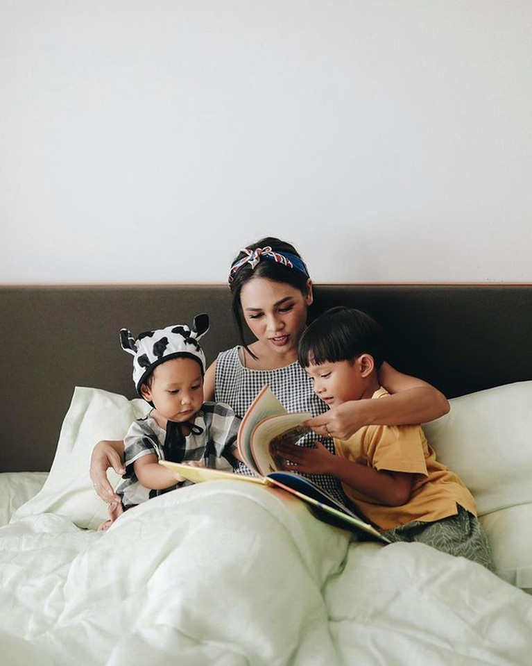 Dulu Dianiaya Eks Pacar, 7 Potret Terbaru Keluarga Andien Harmonis Andien Aisyah jadi sorotan karena kisah cinta masa lalunya yang kelam, kini ia telah bahagia dengan keluarga kecilnya. Yuk intip!