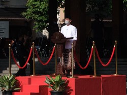 Ngantor Bersarung, Gibran Ungkap Peran Kiai-Santri Sukseskan Vaksinasi