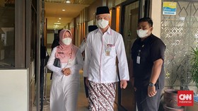 Hari Santri, Ganjar Ngantor Pakai Sarung dan Baju Koko
