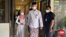 Hari Santri, Ganjar Ngantor Pakai Sarung dan Baju Koko