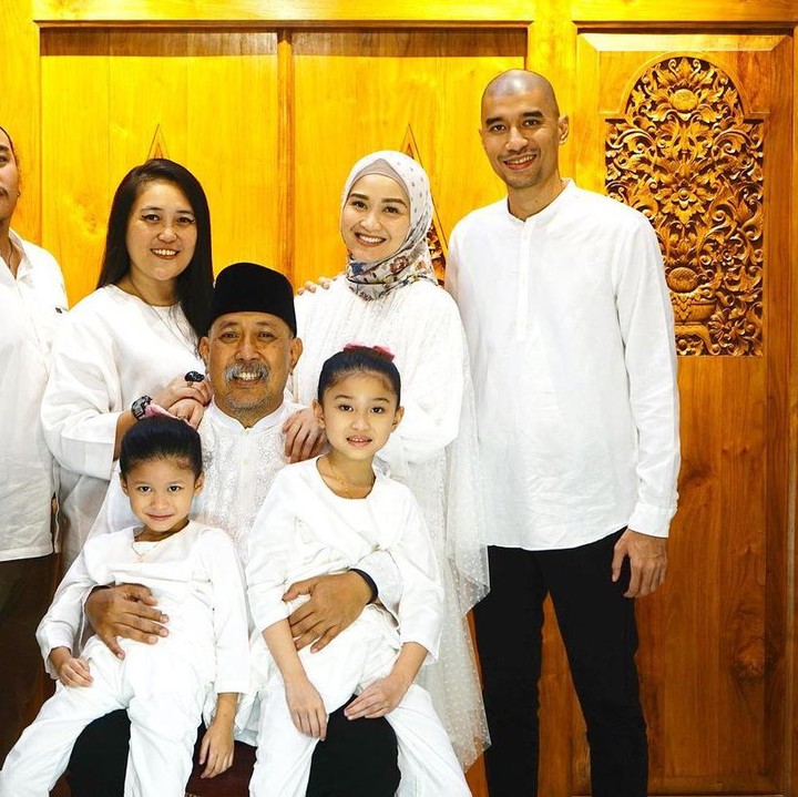 <p>Hada dan suaminya juga kerap berkumpul bersama keluarga besar Indro. Tetap harmonis ya, Bunda. (Foto: Instagram @hada9)</p>