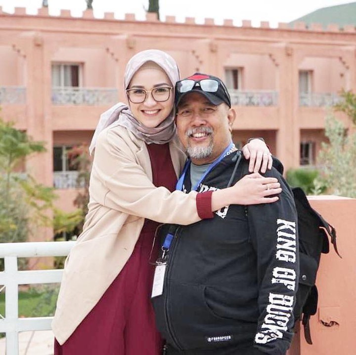 <p>Indro Warkop dikenal sangat dekat dengan anak-anaknya. Salah satu putri Indro yang bernama Handhika Indrajanthy, kini tumbuh menjadi wanita dewasa. (Foto: Instagram @hada9)</p>