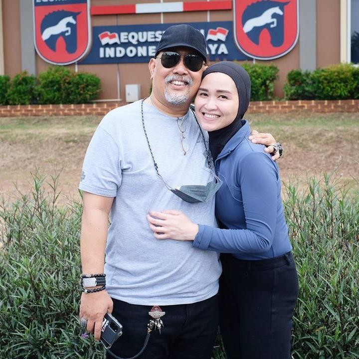<p>Kedekatan Hada dengan Indro juga tetap terjalin meski sudah memiliki keluarga sendiri. <em>So sweet</em>, Bunda.(Foto: Instagram @hada9)</p>