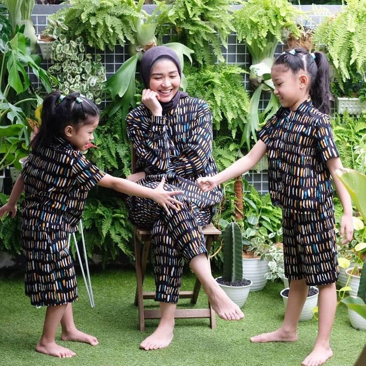 <p>Dalam kesehariannya, Hada sering menghabiskan waktu dengan kedua putri kecilnya, Alya dan Aqila. Mereka juga tampak kompak dengan sering kali menggunakan pakaian senada. (Foto: Instagram @hada9)</p>