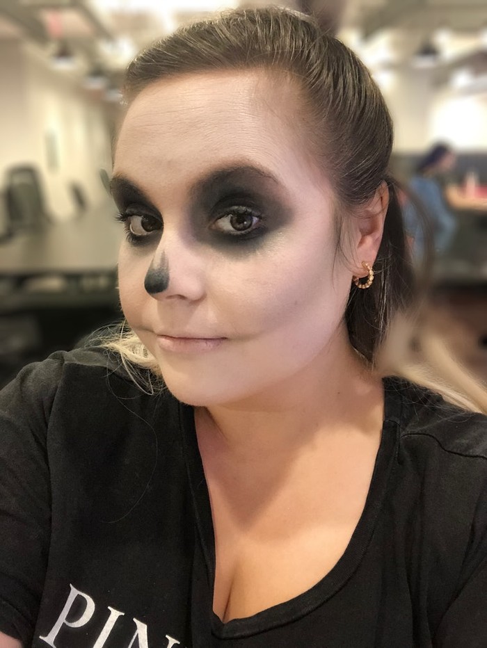 Aplikasikan eyeshadow hitam super pigmented di atas contour abu-abu di area mata dan di hidung. Lihat gambar ya, Beauties. (Foto: bustle.com/Theresa Massony)