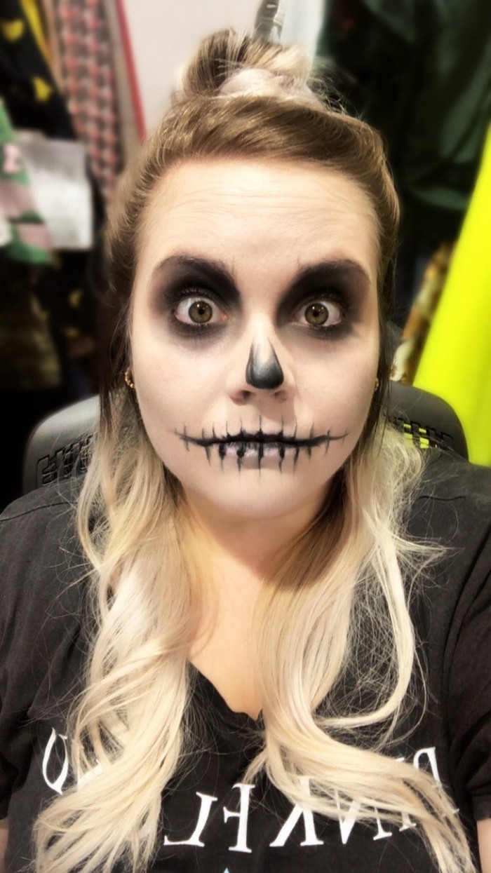 Voila! Sudah jadi, Beauties! Siap untuk dipakai untuk menakut-nakuti orang-orang di pesta Halloween 2021 ini. Gampang banget, bukan? (Foto: bustle.com/Theresa Massony)