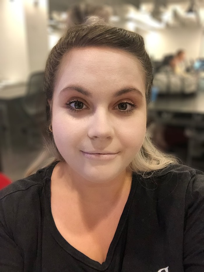 Pilih foundation dengan warna satu atau dua tingkat lebih terang dari warna kulitmu.Aplikasikan secara merata. Foto: bustle.com/Theresa Massony