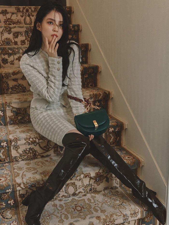 Pada Jum'at, (22/10), Han So Hee memposting fotonya yang tampil elegan dengan dress dan sepasang leather boots. Melalui caption-nya, ia menandai akun brand JOY GRYSON./Foto: instagram.com/xeesoxee