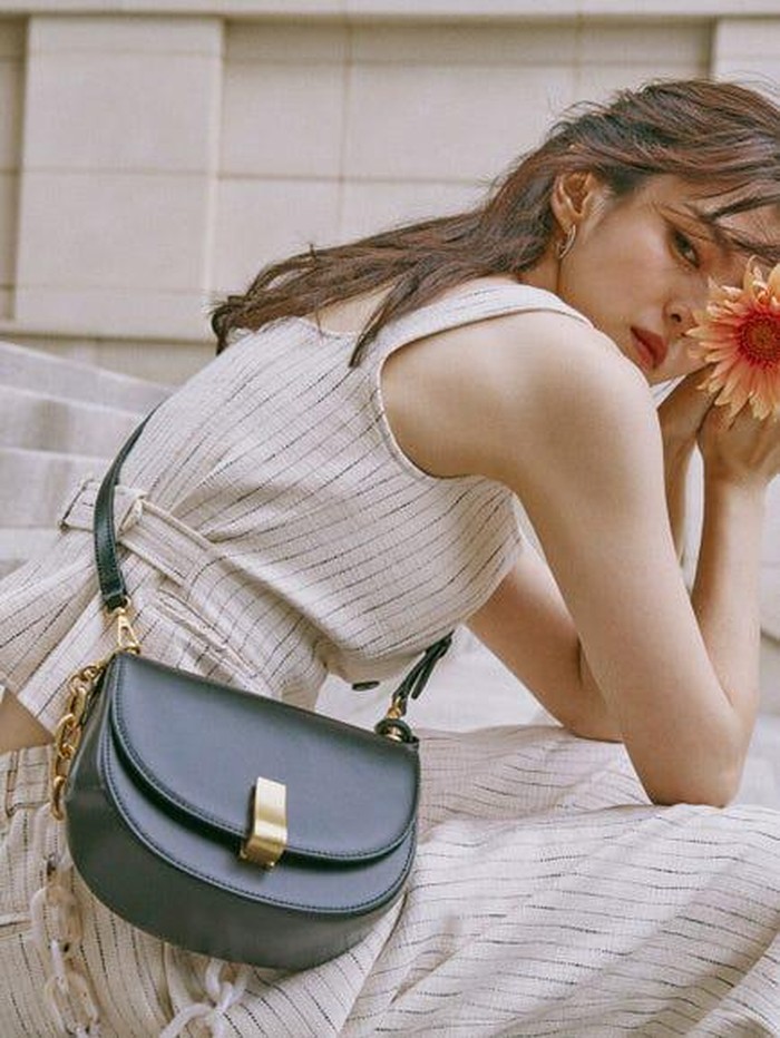 Selanjutnya, Han So Hee memamerkan gaya chic dan manis melalui one set bermotif garis-garis. Untuk tas pilihannya, kali ini ia mengenakan Margot Crossbody Small Bag berwarna hitam seharga Rp6,1 juta./Foto: Courtesy of Joy Gryson