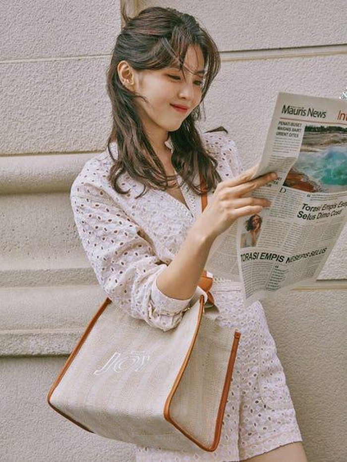 Han So Hee juga memberikan pilihan untuk kamu yang suka dengan tas berukuran besar, Beauties. Ia memilih Carribean Tote Bag berwarna natural yang dibanderol harga Rp3,1 juta./Foto: Courtesy of Joy Gryson