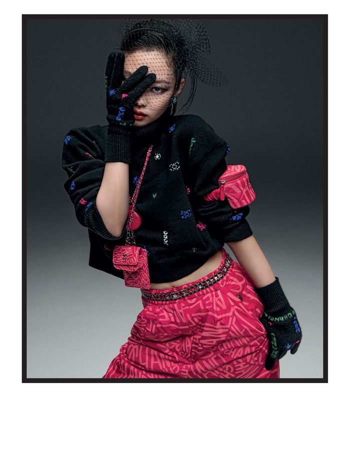 Elegan, sporty dan feminin. Koleksi Coco Neige ini memang merefleksikan personal style dari Jennie BLACKPINK. Foto: Inez and Vinoodh/Courtesy of Chanel