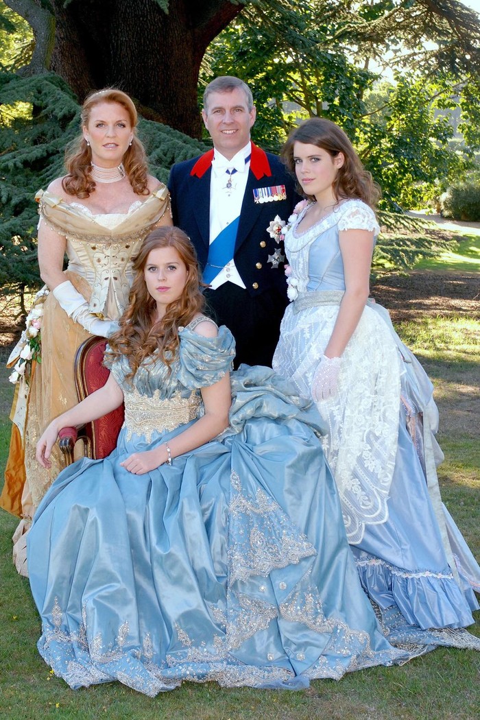 Mengambil inspirasi dari Disney Princess, Sarah Ferguson, Pangeran Andrew, Putri Beatrice, dan Putri Eugenie berfoto bersama mengenakan kostum royal ala kartun Disney. Foto: harpersbazaar.com