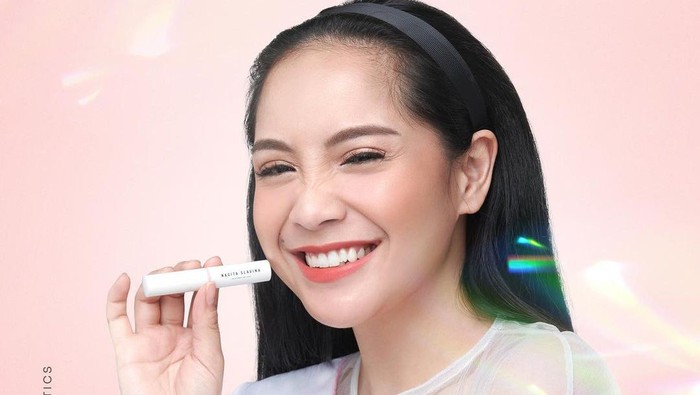 Nagita Slavina Perdana Hardirkan Produk Lipstik Satin dari Brand Makeup Sendiri, Beneran Bagus?