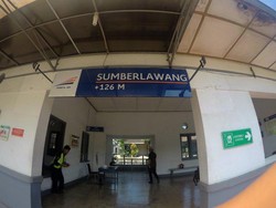 Bukan Penunjuk Jarak, Apa Ya Arti Angka di Papan Nama Stasiun?