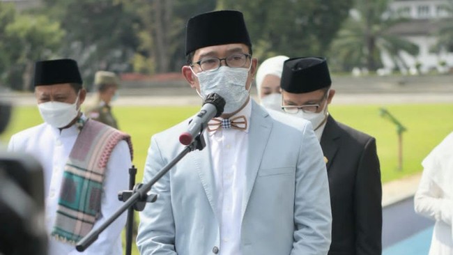 Gubernur Jawa Barat Ridwan Kamil berpesan agar para santri siap dan kuat seperti para pendahulu melawan penjajah pengancam keutuhan negara.