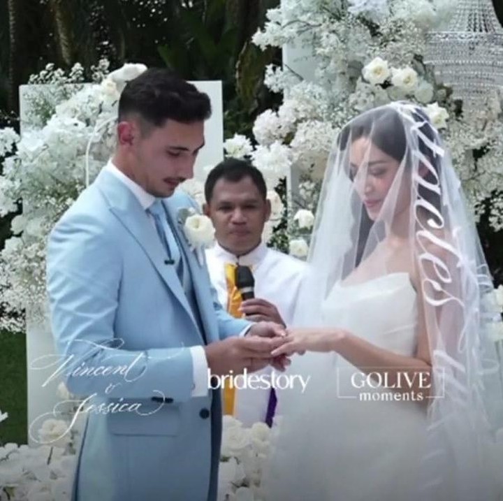 <p>Sama seperti sang suami, raut wajah bahagia juga tampak dari Jessica. Ibunda El Barack Alexander itu selalu menyunggingkan senyum selama prosesi berlangsung. (Foto: Instagram @bridestory)</p>