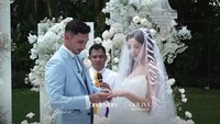 <p>Sama seperti sang suami, raut wajah bahagia juga tampak dari Jessica. Ibunda El Barack Alexander itu selalu menyunggingkan senyum selama prosesi berlangsung. (Foto: Instagram @bridestory)</p>