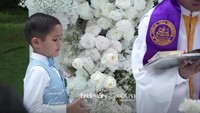 <p>Tak hanya itu, El Barack Alexander juga memiliki peran dalam acara tersebut. Dengan setelannya, El berjalan menuju altar sambil membawakan cincin untuk kedua orang tuanya, Bunda. (Foto: Instagram @bridestory)</p>