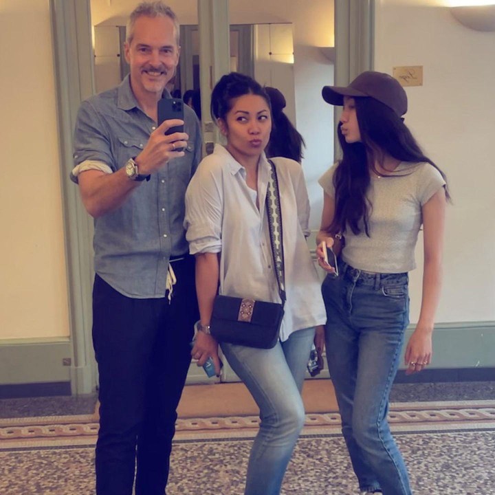 <p>Momen saat Anggun, sang suami, dan Kirana kompak foto bareng. (Foto: Instagram: @anggun_cipta)</p>