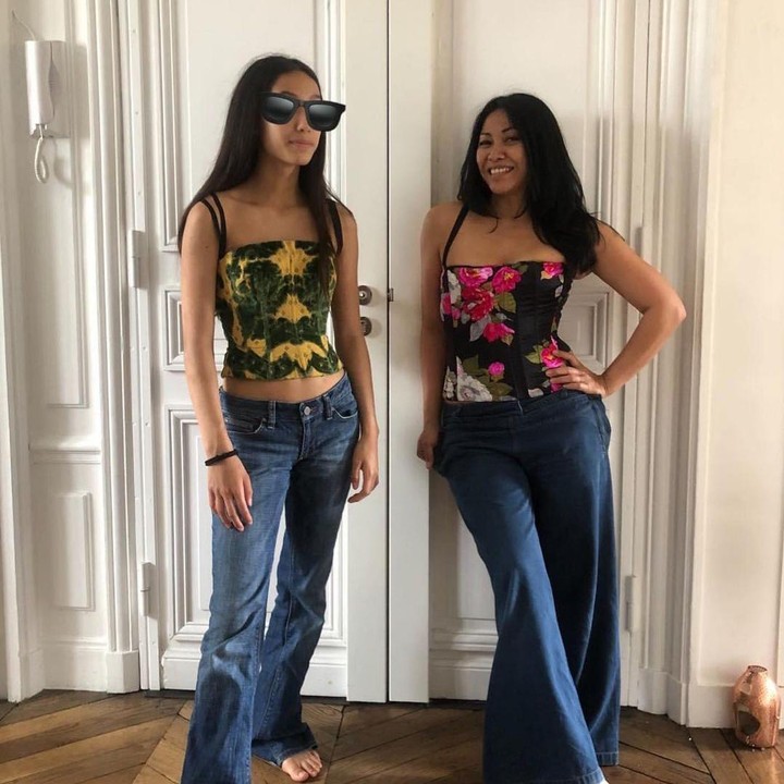 <p>Memasuki usia remaja, membuat Kirana mulai mengenal fashion dan memperhatikan cara berpakaiannya, lho. Ia bahkan sudah mulai bisa menggunakan baju-baju sang Bunda. (Foto: Instagram: @anggun_cipta)</p>