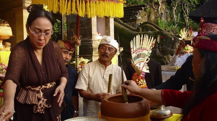 Potret Sukmawati Soekarnoputri sempat mengikuti ritual Agama Hindu (Dok. Arya Wedakarna)