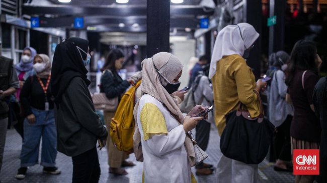 Penumpang Kereta 'Banting Setir' ke Transjakarta