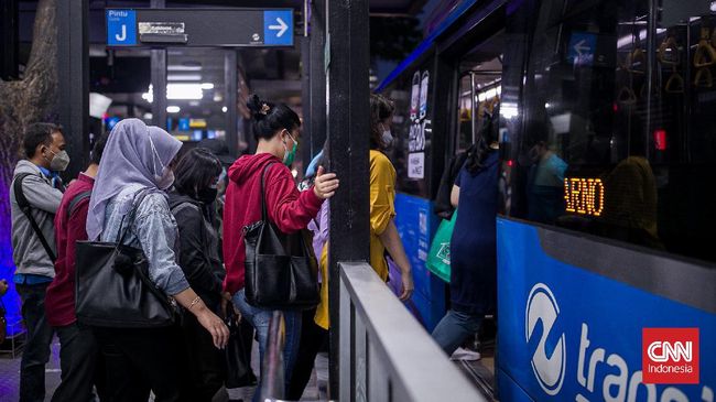 Jumlah pengguna Bus Transjakarta meningkat 10 persen dalam satu bulan terakhir setelah pemerintah Joko Widodo menaikkan harga BBM bersubsidi.
