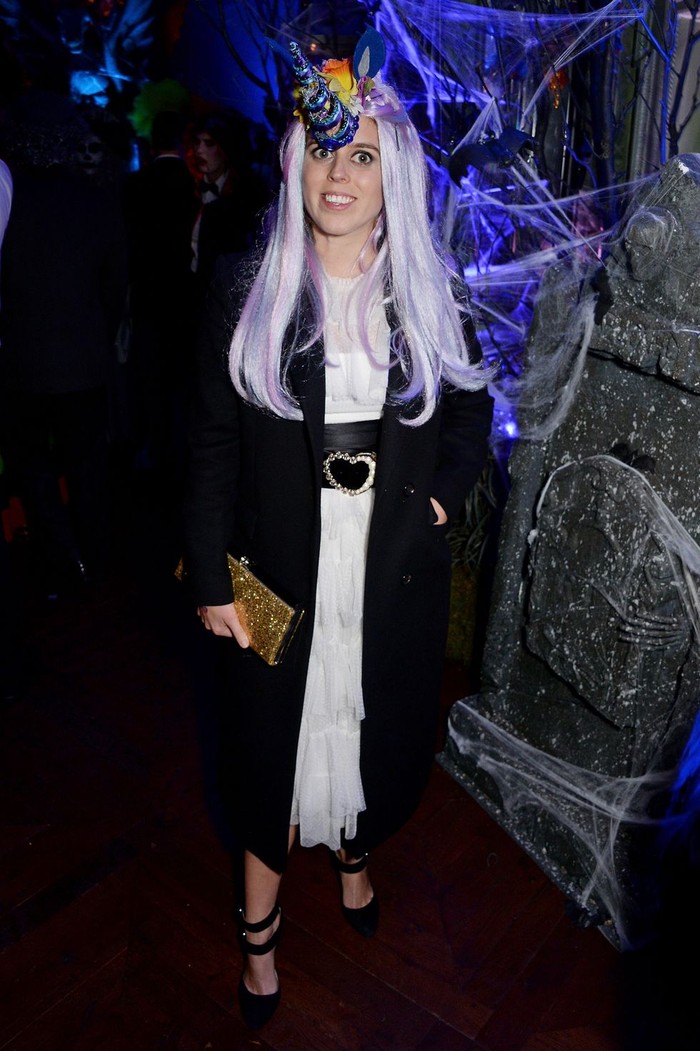 Putri Beatrice yang beberapa kali ditemukan pada acara Halloween turut mengenakan kostum yang tak kalah unik. Ia berdandan menjadi unicorn pada Pesta Halloween Annabel tahun 2018. Foto: harpersbazaar.com