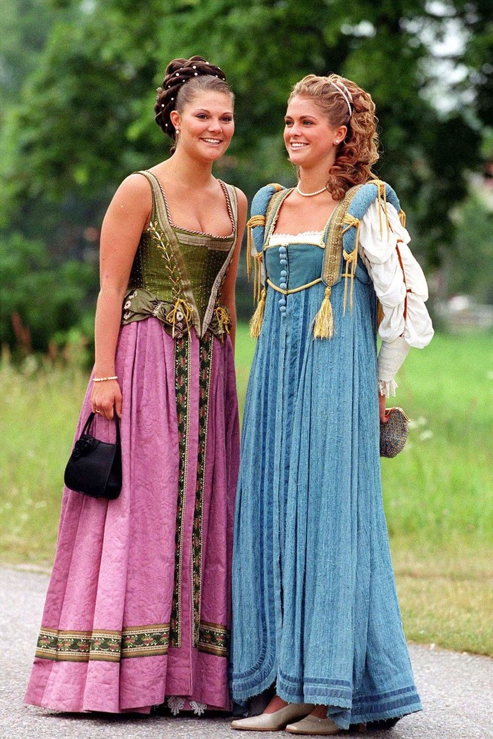 Putri Mahkota Swedia, Putri Victoria dan Putri Madeliene yang berpakaian dalam kostum ala era renaisans. Mereka tampak berpose bersama saat menghadiri sebuah acara di Gripshom Castle, Swedia. Foto: harpersbazaar.com