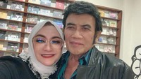 <p>Perbedaan umur yang cukup jauh tak menjadi masalah bagi keduanya. Ricca dan Rhoma mahkan tetap langgeng dan serasi. (Foto: Instagram: @riccarhoma)</p>