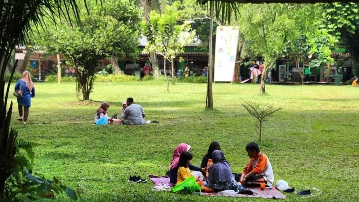 Kangen Berkunjung ke Taman? Mulai Hari Ini 59 RTH Jakarta Sudah Dibuka Kembali!