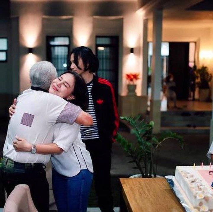 <p>Rumah mewah yang ditaksir Rp20 miliar itu sudah jadi sebelum Rossa berulang tahun. Dalam sebuah kesempatan, ia pun merayakan ulang tahunnya bersama keluarga tercinta di sana. (Foto: Instagram @itsrossa910)</p>