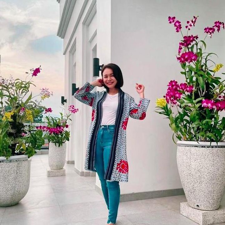 <p>Salah satu sudut rumah orang tua Rossa. Terdapat tanaman hias bunga yang membuat sudut rumahnya makin cantik. (Foto: Instagram @itsrossa910)</p>