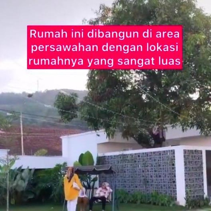 <p>Rossa sengaja membangun rumah tersebut di tanah kelahirannya. Rumah tersebut dibangun di area persawahan, Bunda. (Foto: TikTok @pencintarossa96)</p>