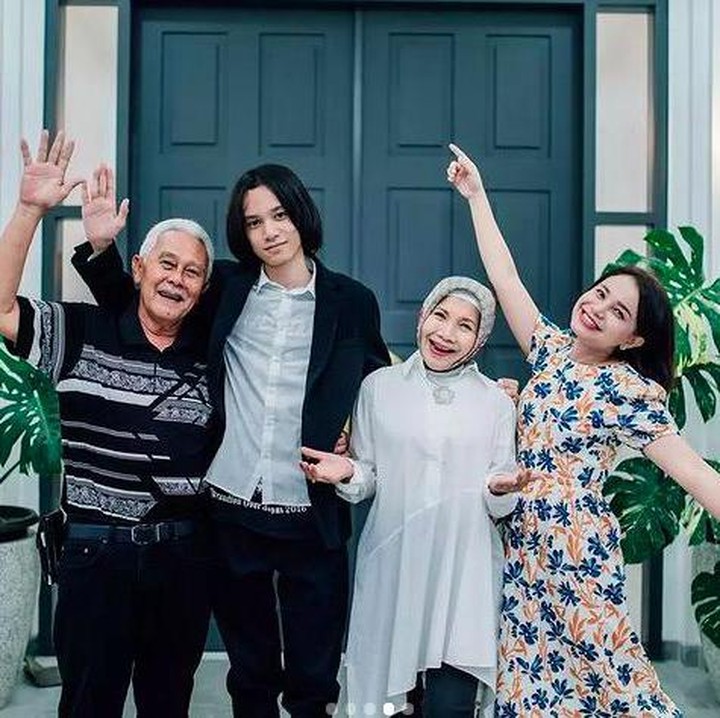 <p>Rossa bersama anak semata wayang dan ayah bunda tercinta di rumah baru orang tuanya di Sumedang. Bagus ya, rumahnya, Bunda? (Foto: Instagram @itsrossa910)</p>