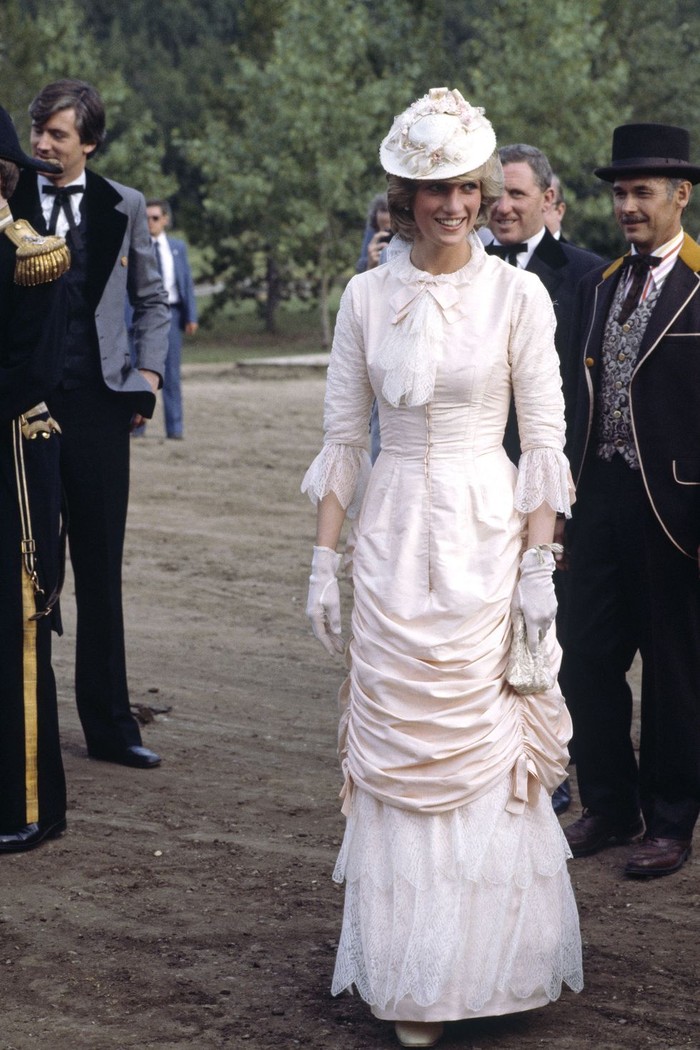 Saat kunjungannya ke Kanada tahun 1983, Putri Diana mengenakan kostum Klondike yang bernuansa tradisional. Kostum tersebut berwarna pink dan berbahan sutra.Foto: harpersbazaar.com