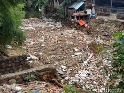detikcom Do Your Magic: Alat Berat Angkut Sampah Kali Jambe Terhalang RPH