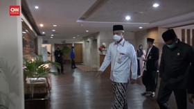 VIDEO: Hari Santri, Ganjar Ngantor Pakai Kostum Santri
