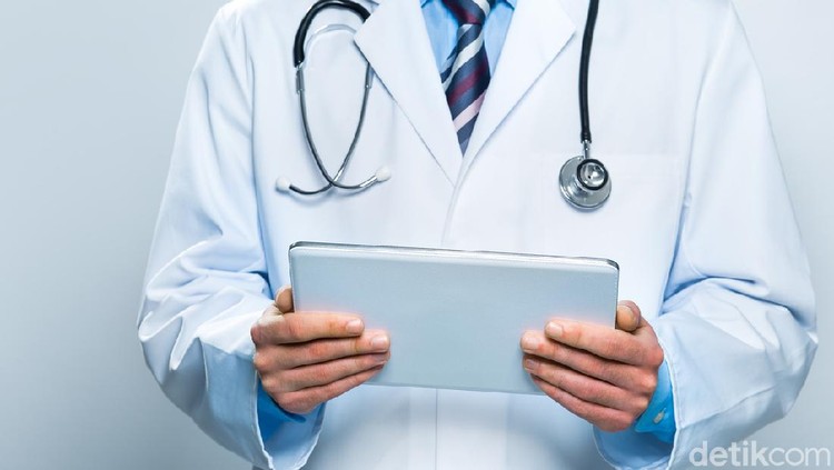 Twibbon Hari Dokter Nasional 2021, Ramaikan untuk Apresiasi di Masa Pandemi Doctor using a digital tablet. Technology and medicine concept
