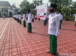 Tata Upacara Hari Santri 2022, Laki-laki Pakai Sarung dan Berpeci Hitam