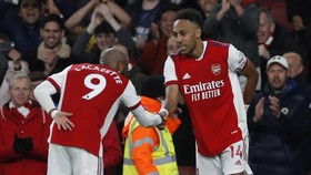 FOTO: Arsenal Samai Poin Man Utd Usai Hajar Aston Villa