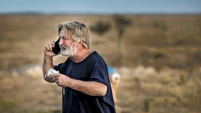 Astradara Rust Akui Lalai Periksa Pistol Alec Baldwin Astradara Rust David Halls akui tak periksa menyeluruh senjata yang hendak digunakan Alec Baldwin saat syuting hingga mengakibatkan Halyna Hutchins meninggal.