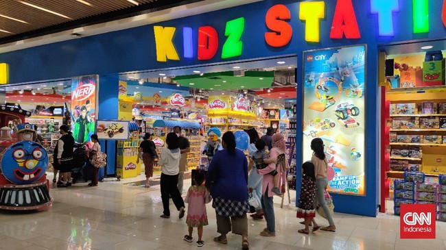 Sejumlah orang tua ada yang waswas, namun sebagian lagi mengaku ingin menghapus kerinduan anak-anak untuk bermain di mal.