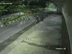 Aksi Pencuri Besi Penutup Parit di Surabaya Terekam CCTV