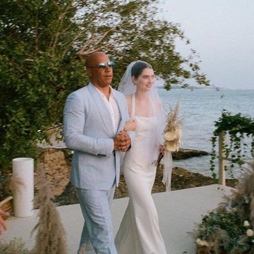img-title Kisah di Balik Gaun Pengantin Meadow Walker, Putri Mendiang Aktor Paul Walker yang Momen Pernikahannya sedang Viral