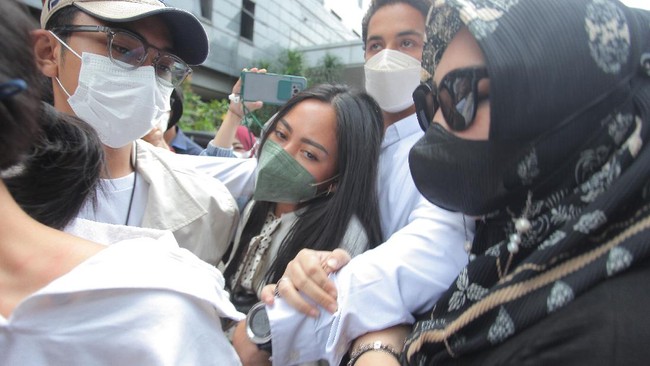 Dua anggota TNI itu diketahui berinisial FS dan IG. Mereka berdua membantu Rachel Vennya tidak melakukan karantina sesuai dengan aturan bepergian di Indonesia.