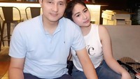 <p>Meski terpaut usia jauh, keduanya tetap terlihat serasi ya, Bunda. Semoga bahagia selalu Ricky dan Cica. (Foto: Instagram @rickysoebagdja)</p>