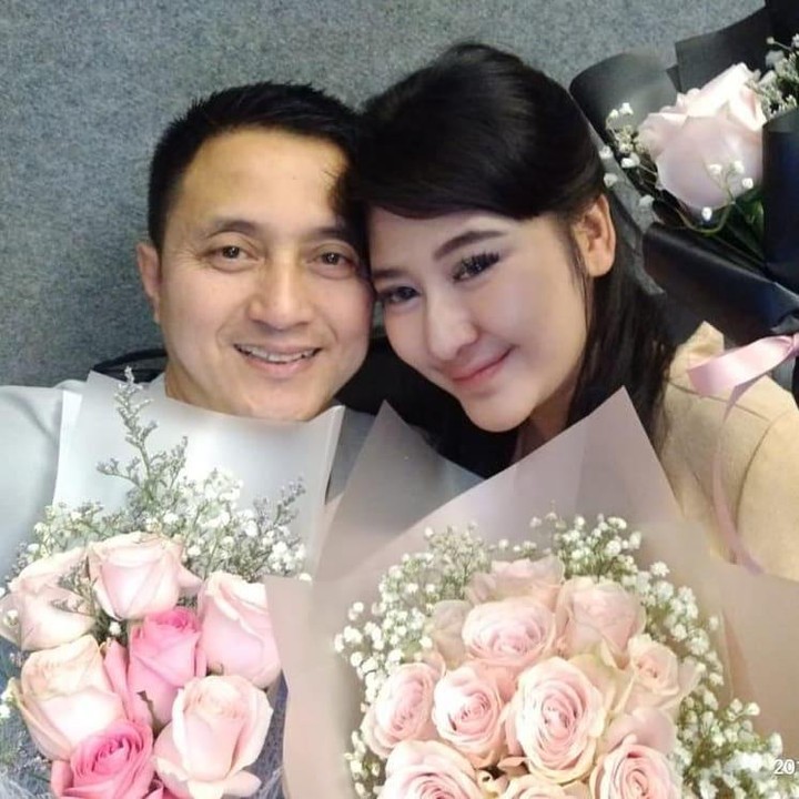 <p>Bunga menjadi salah satu cara Ricky menunjukkan keromantisan pada sang istri. (Foto: Instagram @rickysoebagdja)</p>