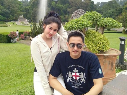 Terpaut Usia 26 Th, Intip 7 Foto Romantis Ricky Soebagdja Manjakan Istri