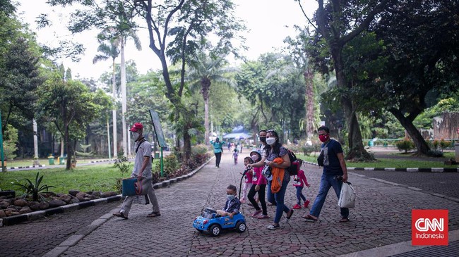 Hingga Sabtu (1/1) siang tercatat ada 12.883 orang yang datang ke Taman Margasatwa Ragunan. 